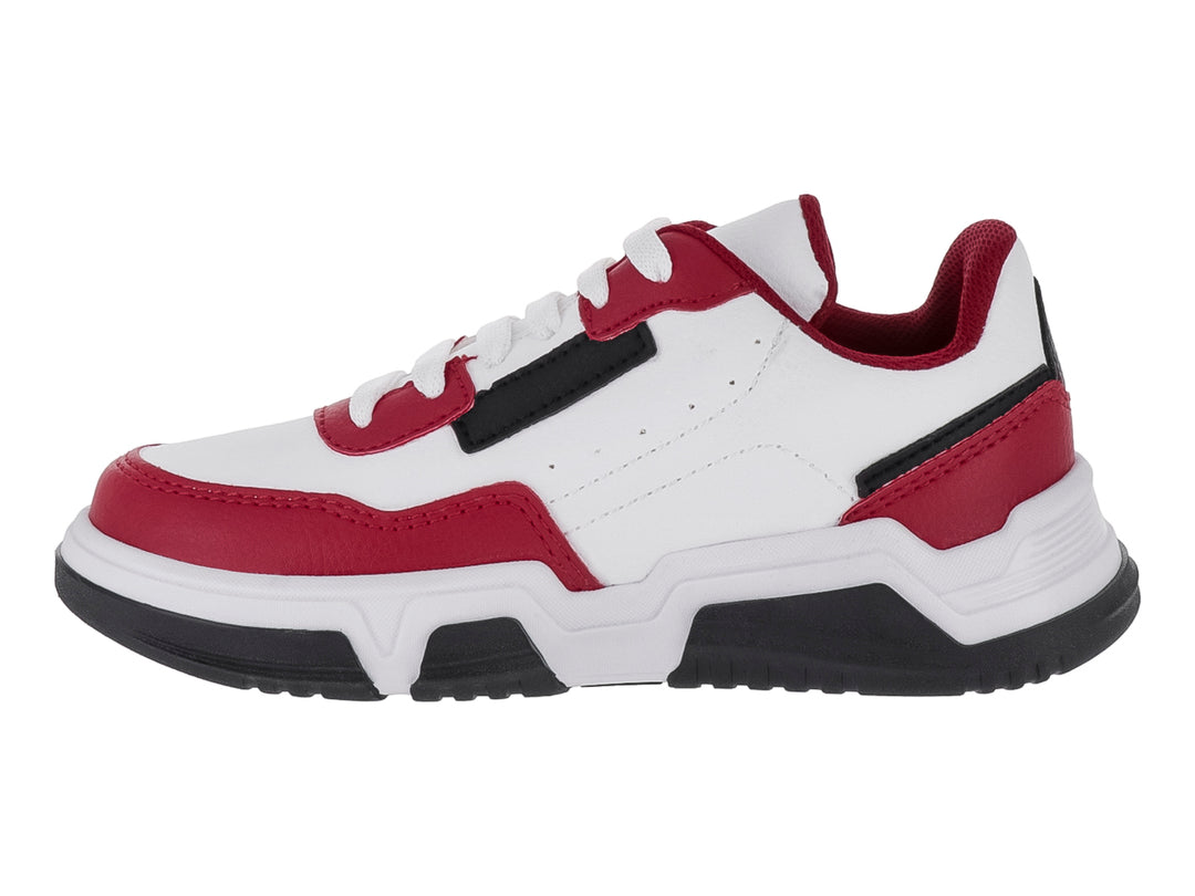 Tenis para niño en colores blanco, rojo y negro con suela robusta y cordones blancos.