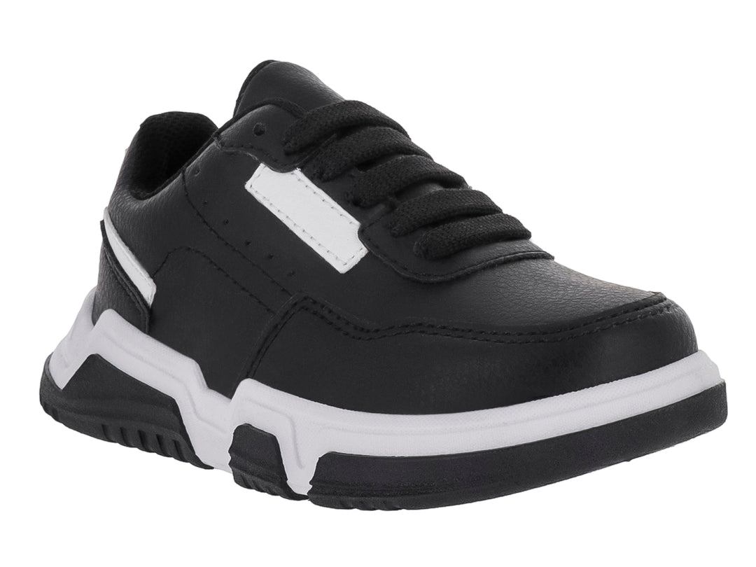 Tenis infantiles color negro con suela blanca y detalles laterales blancos.