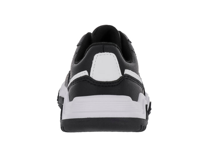 Tenis infantiles color negro con suela blanca y detalles laterales blancos.