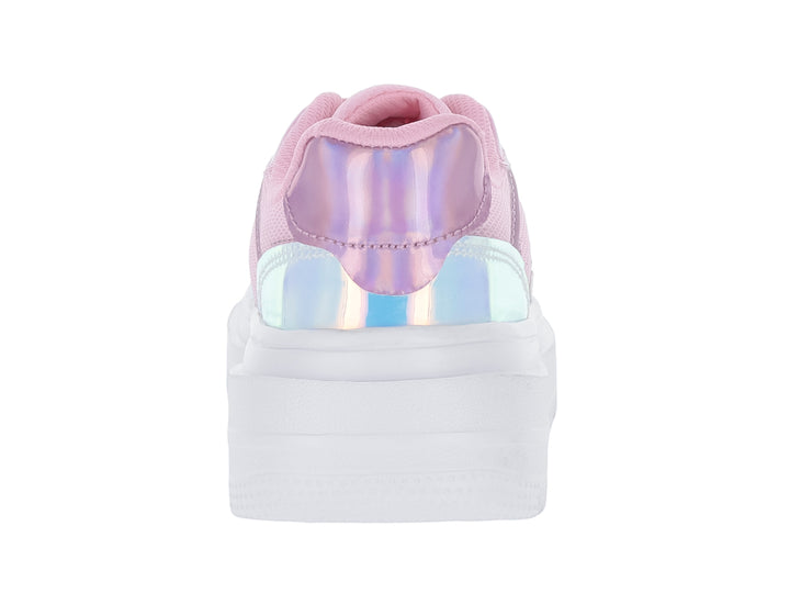 Tenis infantiles color rosa con detalles tornasol y suela blanca gruesa.