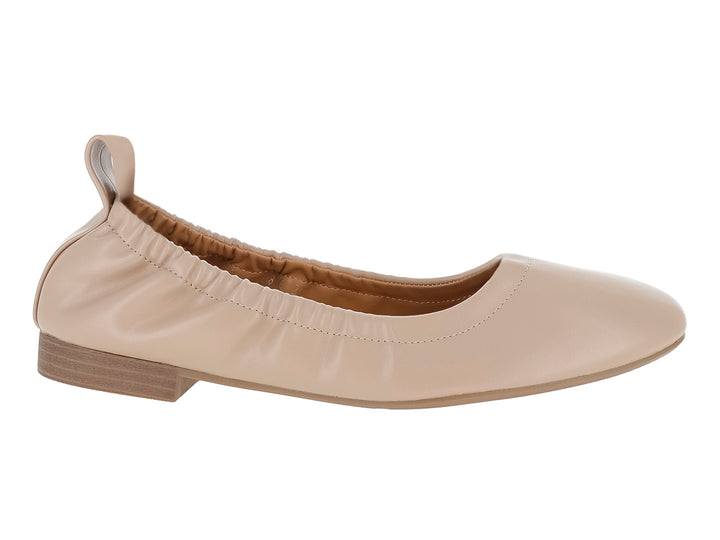 Zapato plano estilo ballet en color beige con punta redonda y suela marrón.