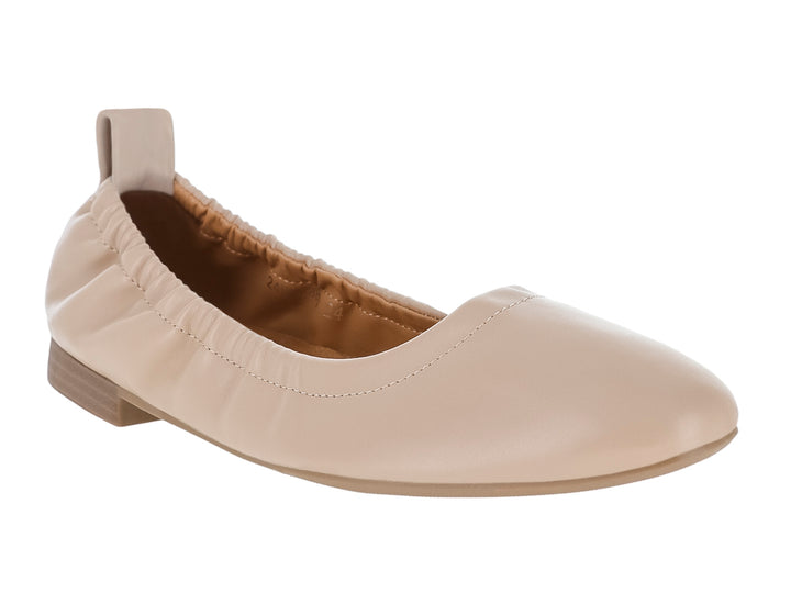 Zapato plano estilo ballet en color beige con punta redonda y suela marrón.