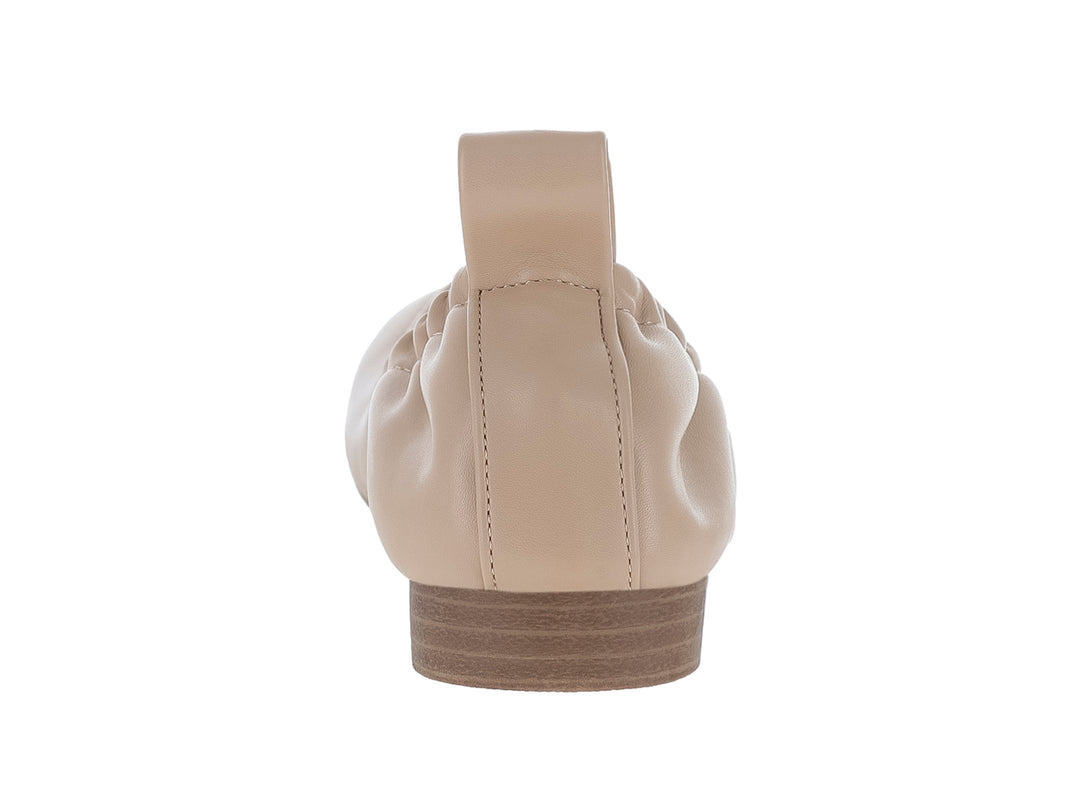 Zapato plano estilo ballet en color beige con punta redonda y suela marrón.