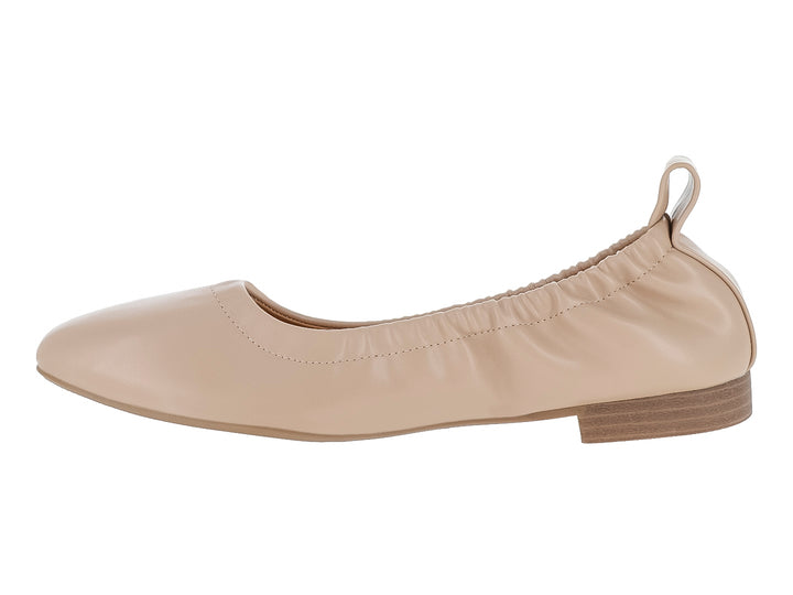 Zapato plano estilo ballet en color beige con punta redonda y suela marrón.