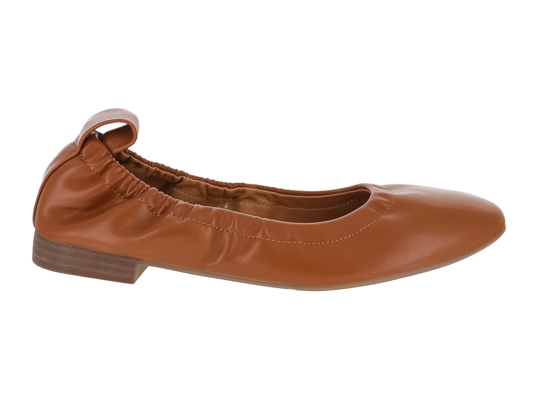 Zapato plano tipo baleta en color camel con punta redonda y suela marrón.