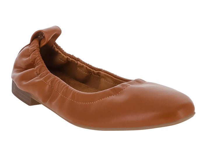Zapato plano tipo baleta en color camel con punta redonda y suela marrón.