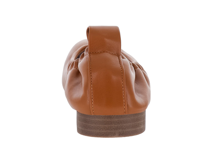 Zapato plano tipo baleta en color camel con punta redonda y suela marrón.