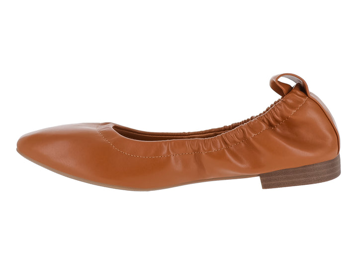 Zapato plano tipo baleta en color camel con punta redonda y suela marrón.