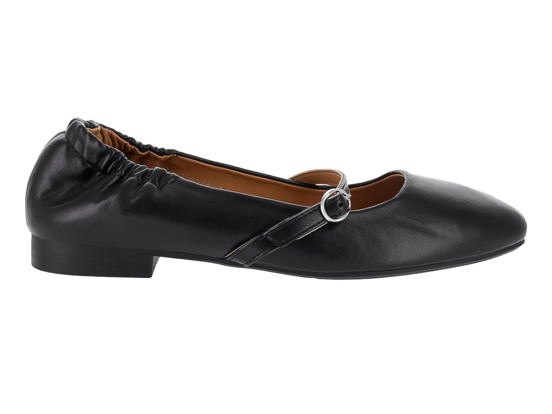 Zapato plano color negro con hebilla plateada y talón elástico.