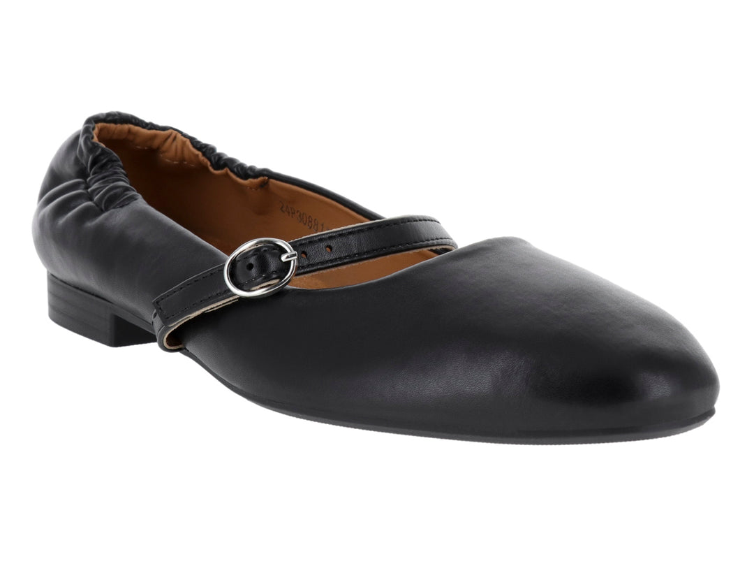 Zapato plano color negro con hebilla plateada y talón elástico.