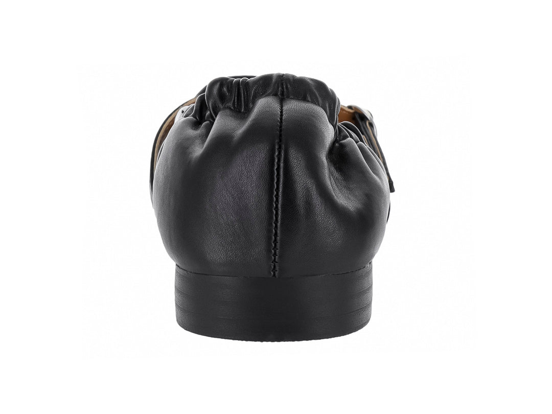 Zapato plano color negro con hebilla plateada y talón elástico.