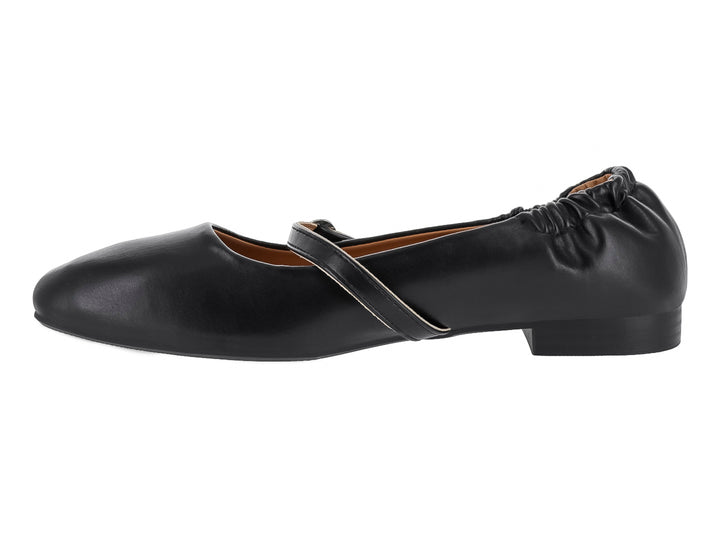 Zapato plano color negro con hebilla plateada y talón elástico.