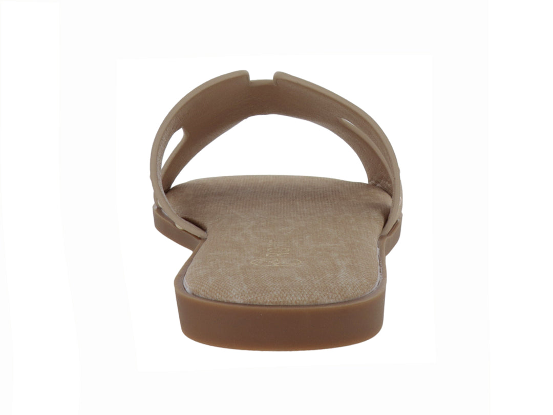 Sandalias planas color beige para mujer con detalles de remaches metálicos en la banda superior.