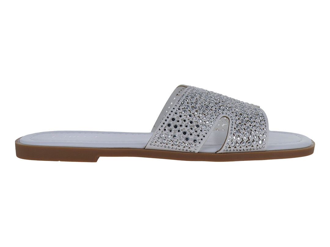 Sandalia blanca para mujer con tira ancha decorada con pedrería brillante y suela color café.