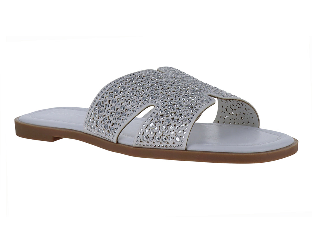 Sandalia blanca para mujer con tira ancha decorada con pedrería brillante y suela color café.