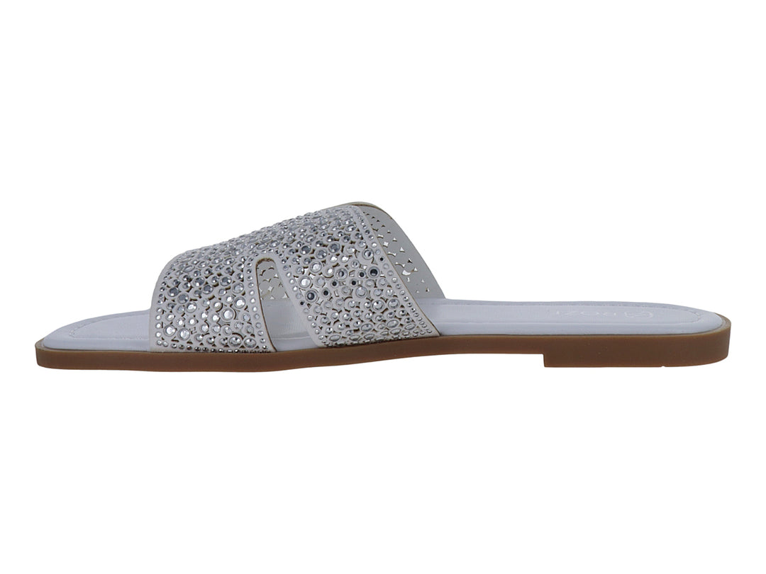 Sandalia blanca para mujer con tira ancha decorada con pedrería brillante y suela color café.