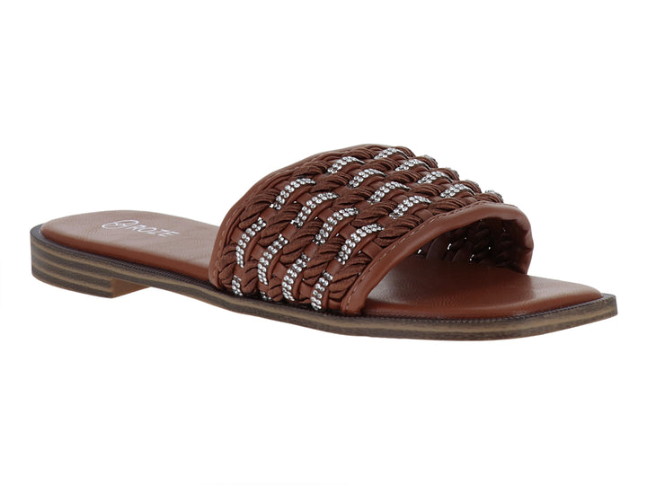 Sandalia plana color camel con tira trenzada y detalles brillantes.