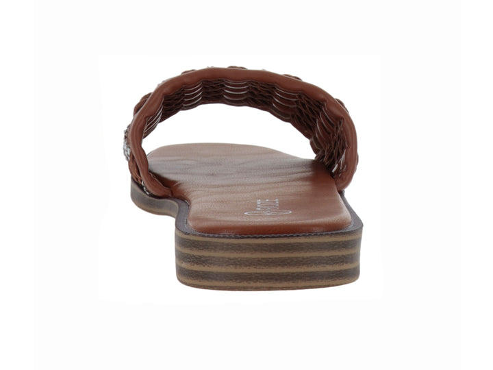 Sandalia plana color camel con tira trenzada y detalles brillantes.