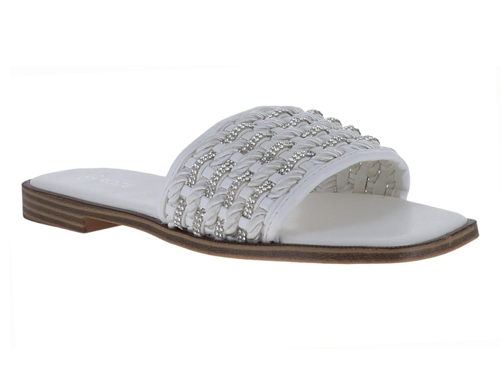 Sandalia blanca con tira trenzada y detalles brillantes, suela café con rayas horizontales.