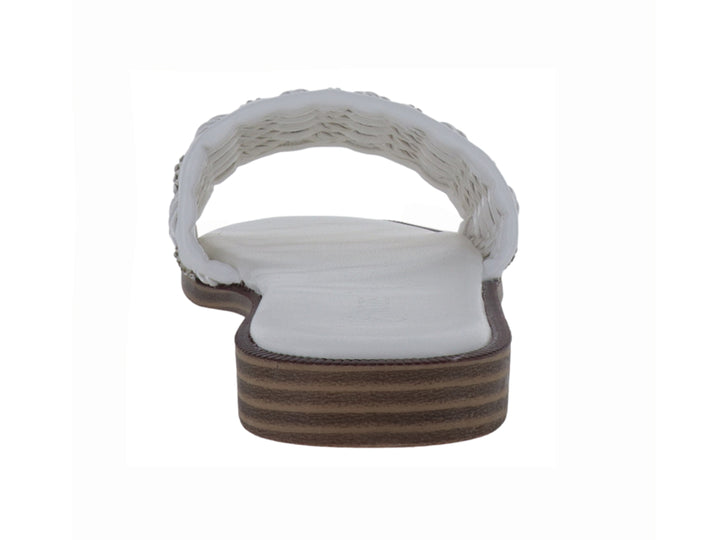 Sandalia blanca con tira trenzada y detalles brillantes, suela café con rayas horizontales.