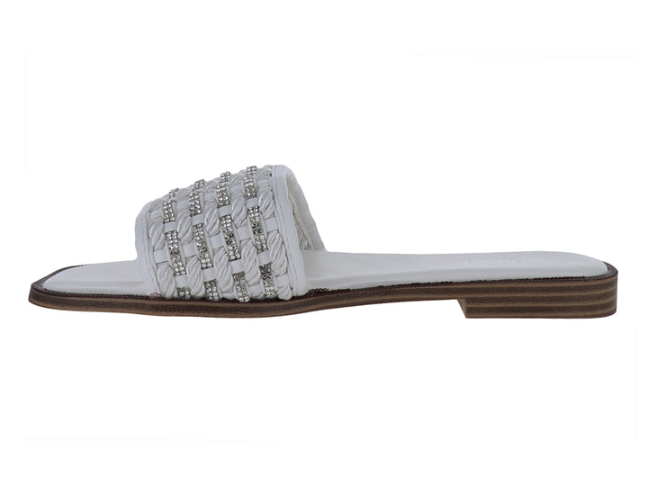 Sandalia blanca con tira trenzada y detalles brillantes, suela café con rayas horizontales.