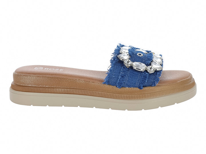 Sandalia azul de marca ROZE con correa decorada con pedrería brillante y suela beige.