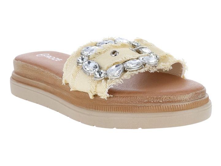 Sandalia deslizable color beige con correa de tela deshilachada y hebilla decorativa con brillantes.