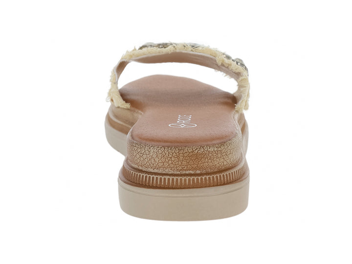 Sandalia deslizable color beige con correa de tela deshilachada y hebilla decorativa con brillantes.