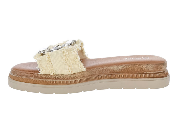Sandalia deslizable color beige con correa de tela deshilachada y hebilla decorativa con brillantes.