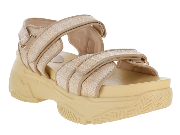 Sandalia de plataforma color beige con correas de tela y suela gruesa.