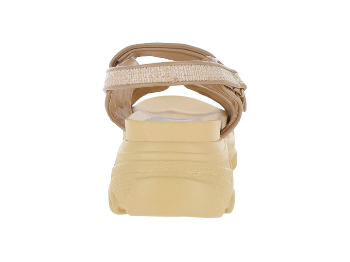 Sandalia de plataforma color beige con correas de tela y suela gruesa.