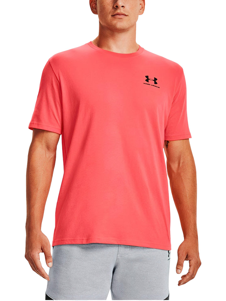 Hombre vistiendo una camiseta deportiva roja de manga corta con logotipo de Under Armour en el pecho.