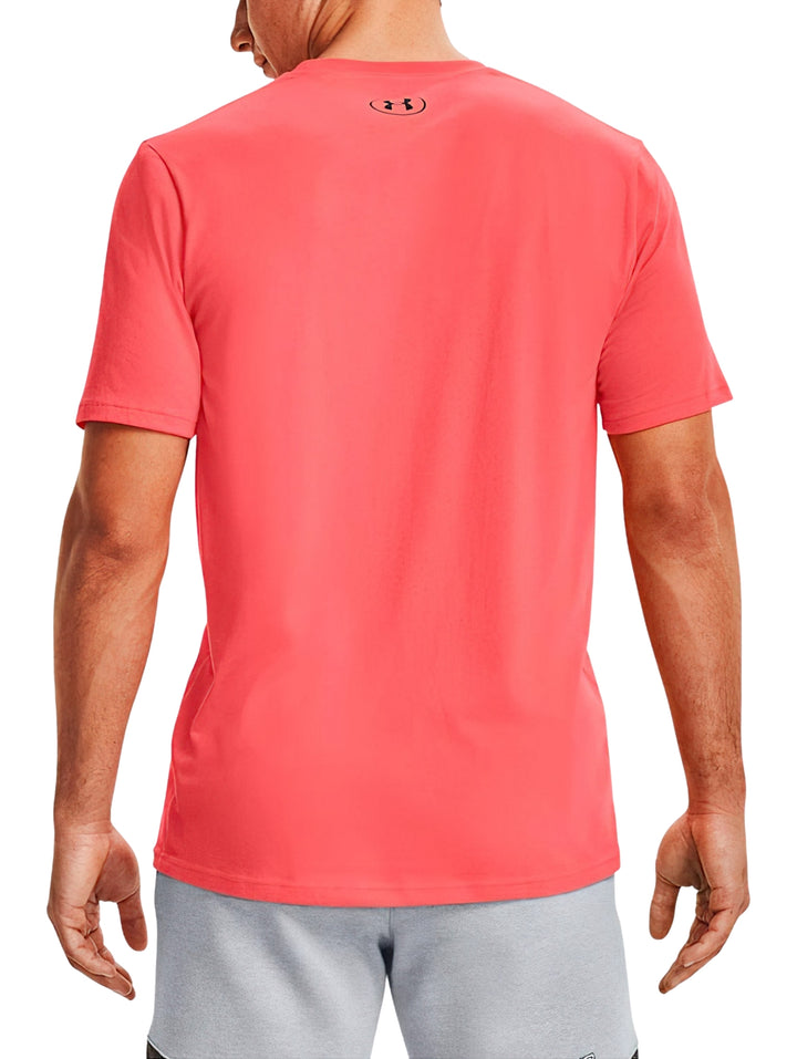 Hombre vistiendo una camiseta deportiva roja de manga corta con logotipo de Under Armour en el pecho.