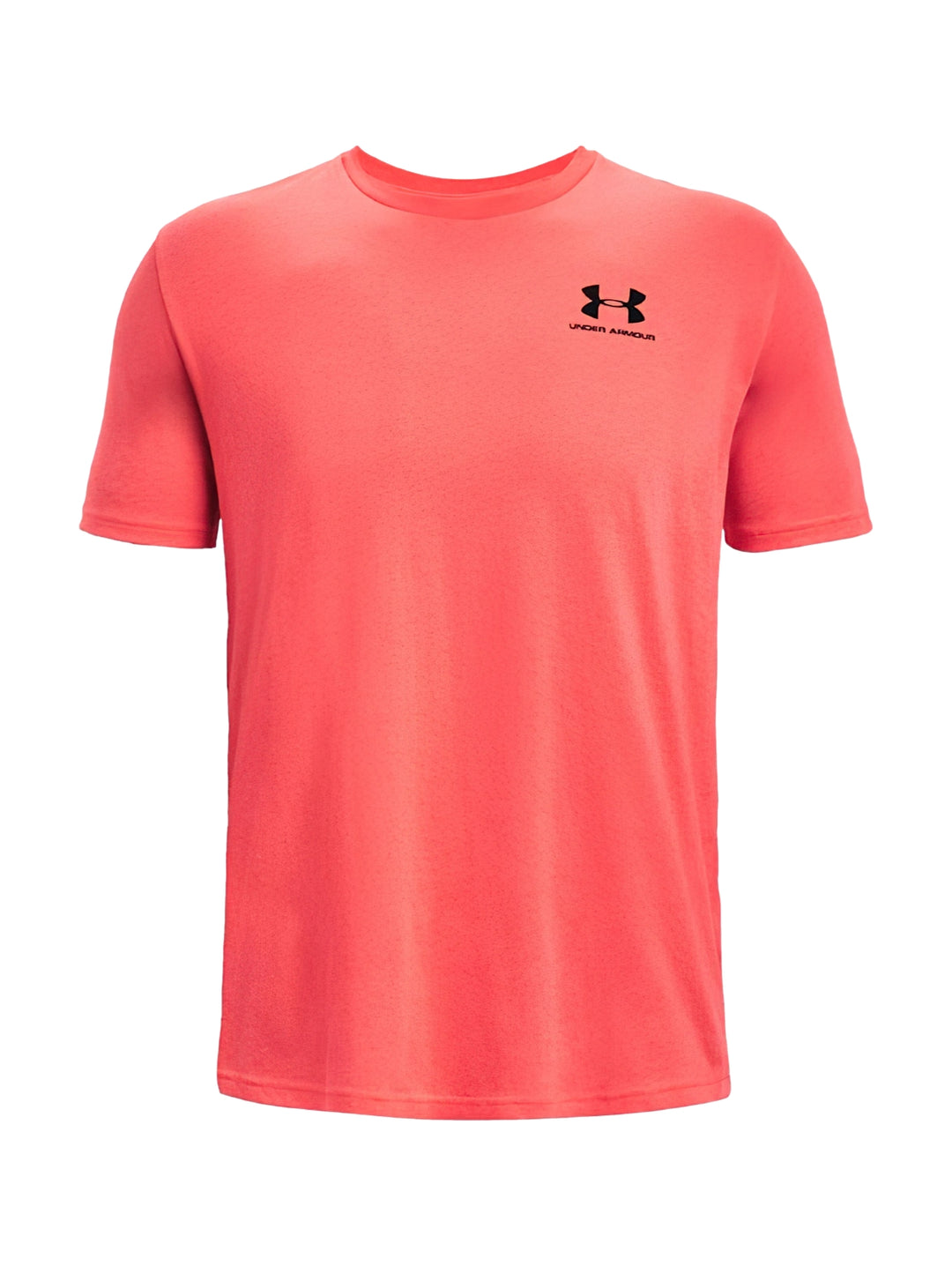 Hombre vistiendo una camiseta deportiva roja de manga corta con logotipo de Under Armour en el pecho.