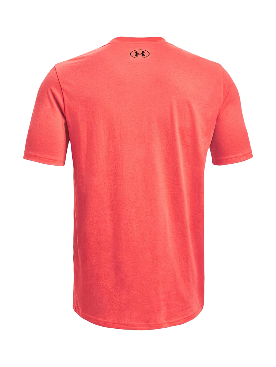 Hombre vistiendo una camiseta deportiva roja de manga corta con logotipo de Under Armour en el pecho.