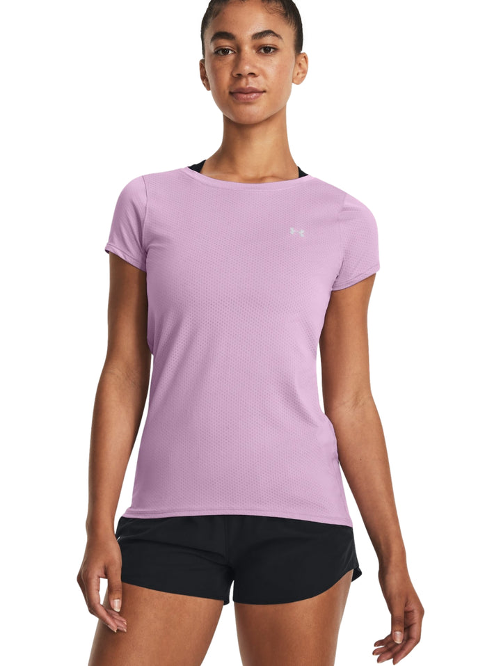 Mujer vistiendo camiseta deportiva de manga corta color morado claro marca Under Armour.
