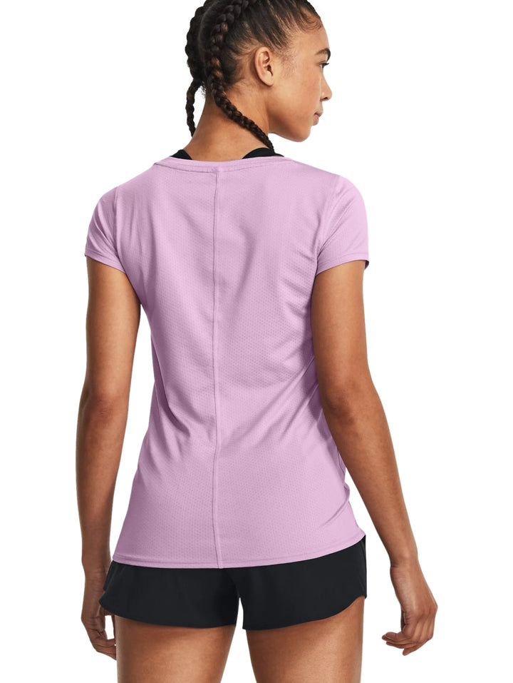 Mujer vistiendo camiseta deportiva de manga corta color morado claro marca Under Armour.