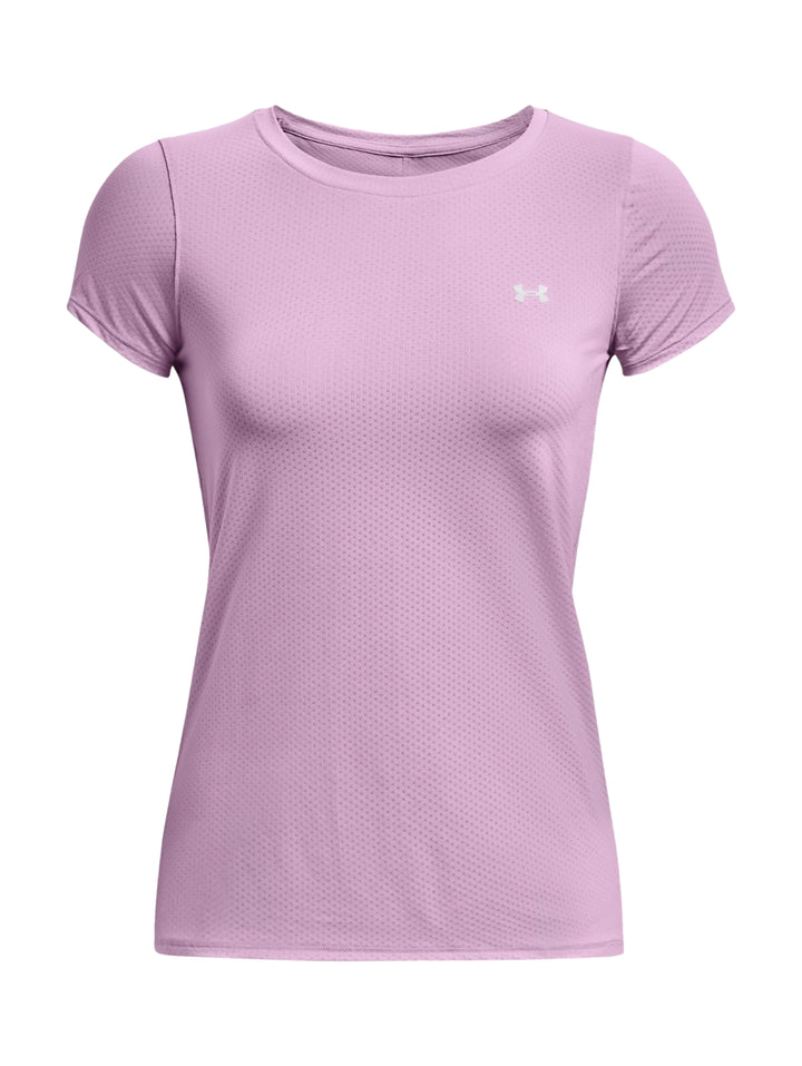 Mujer vistiendo camiseta deportiva de manga corta color morado claro marca Under Armour.