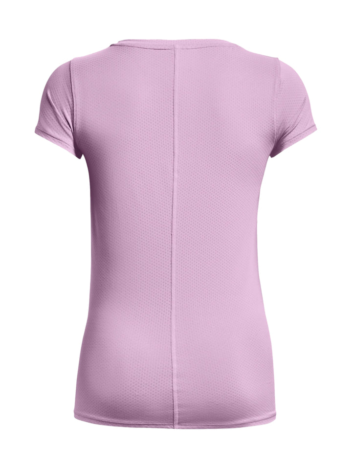 Mujer vistiendo camiseta deportiva de manga corta color morado claro marca Under Armour.