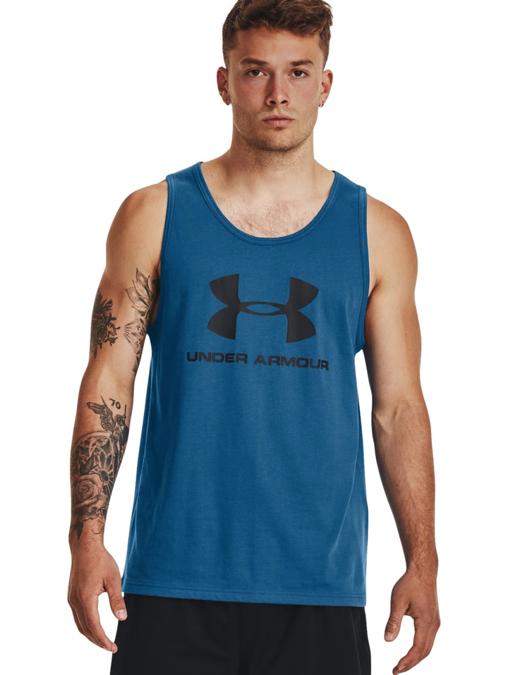 Hombre vistiendo una camiseta sin mangas azul de Under Armour con logo negro en el pecho.