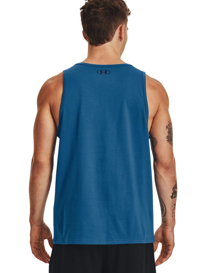 Hombre vistiendo una camiseta sin mangas azul de Under Armour con logo negro en el pecho.
