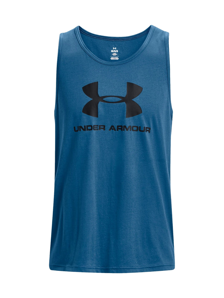Hombre vistiendo una camiseta sin mangas azul de Under Armour con logo negro en el pecho.