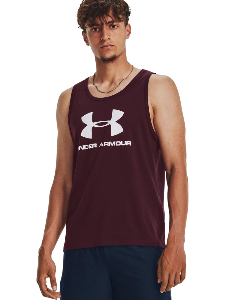Hombre vistiendo una camiseta sin mangas color maroon de Under Armour con logo blanco en el pecho.