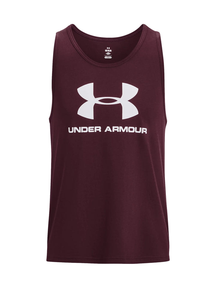 Hombre vistiendo una camiseta sin mangas color maroon de Under Armour con logo blanco en el pecho.