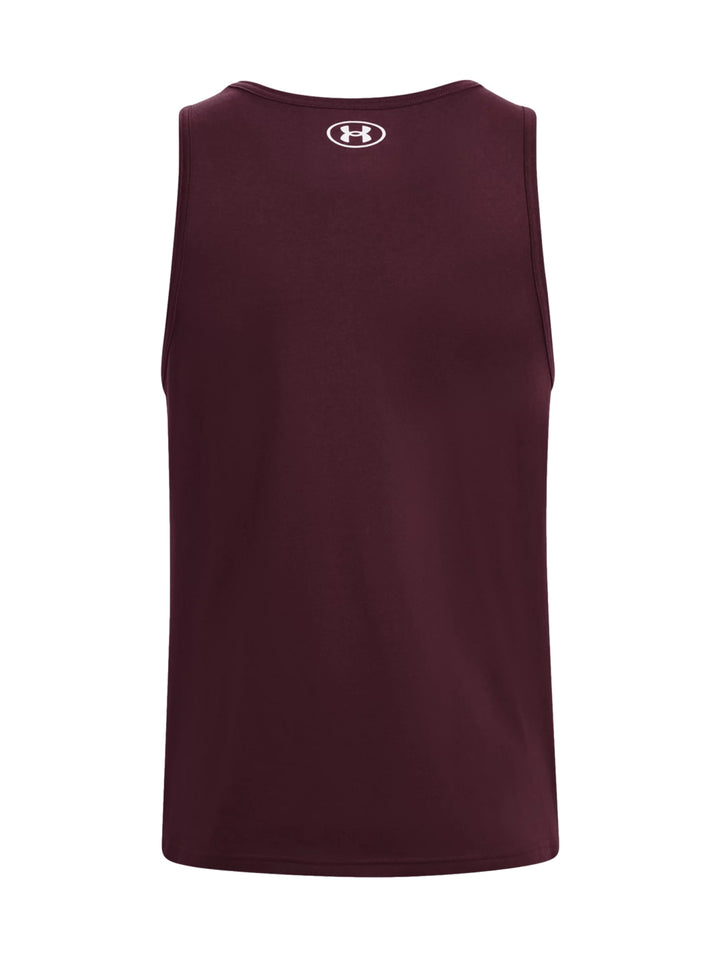 Hombre vistiendo una camiseta sin mangas color maroon de Under Armour con logo blanco en el pecho.