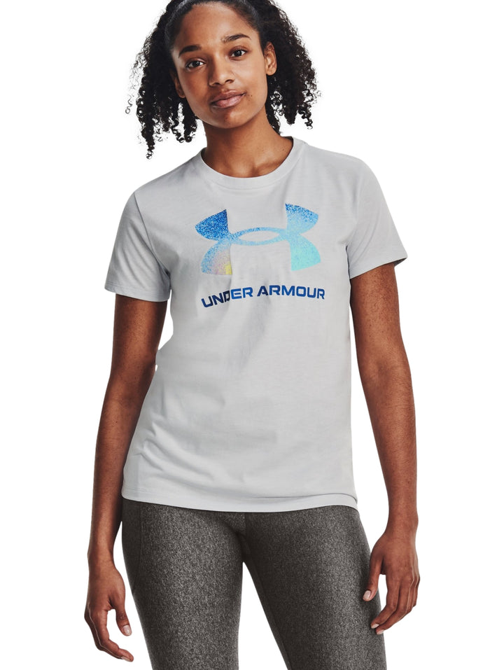 Mujer vistiendo una camiseta deportiva gris de manga corta con logo de Under Armour en el pecho.