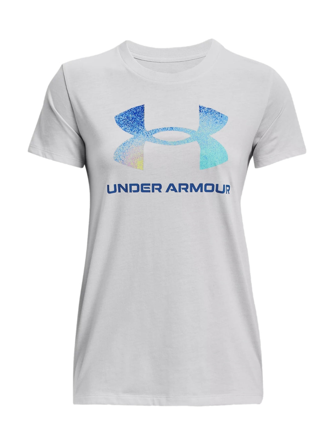 Mujer vistiendo una camiseta deportiva gris de manga corta con logo de Under Armour en el pecho.