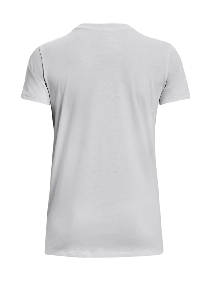 Mujer vistiendo una camiseta deportiva gris de manga corta con logo de Under Armour en el pecho.