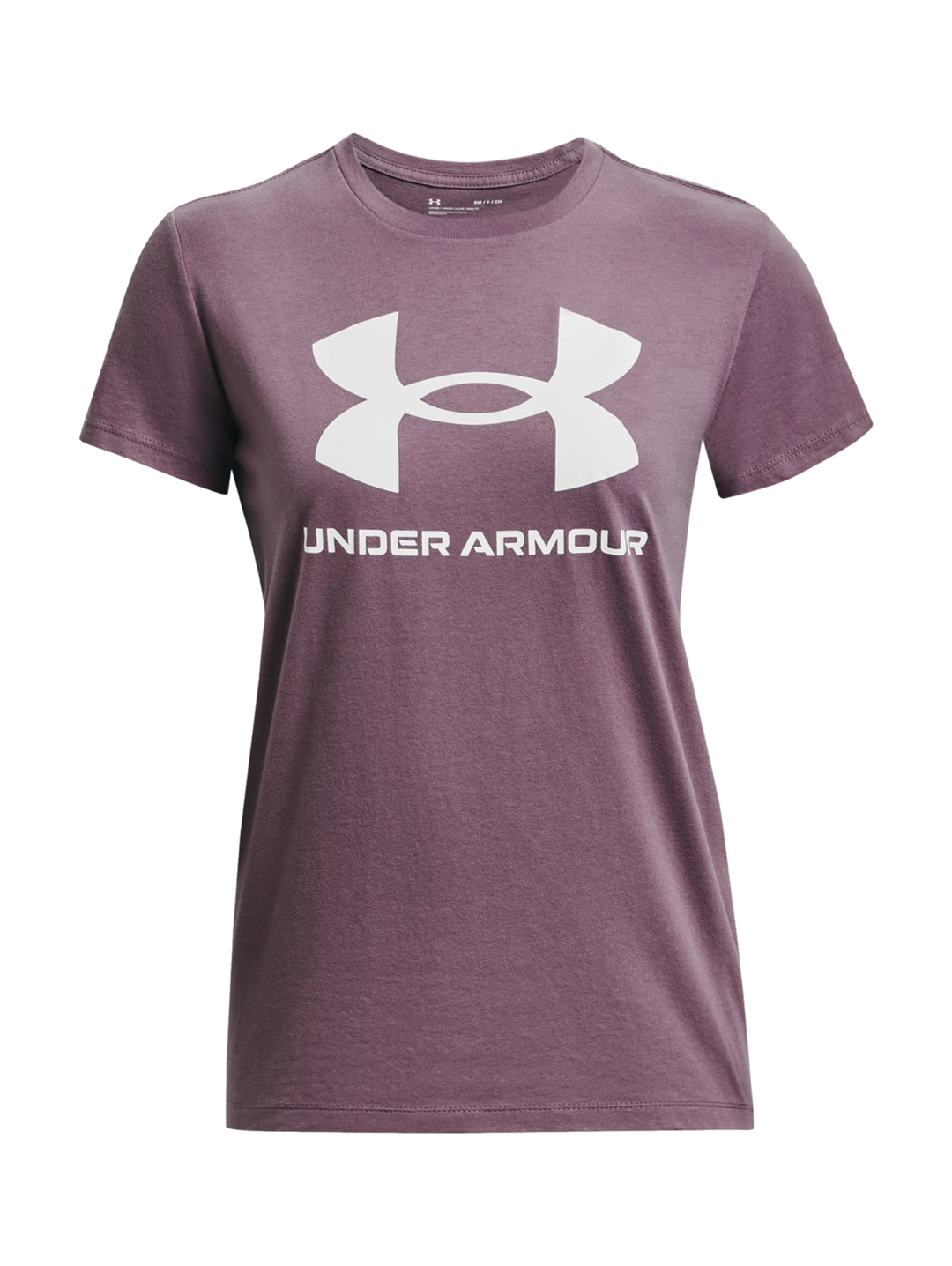 Mujer vistiendo camiseta deportiva morada de manga corta con logo blanco de Under Armour y shorts grises.