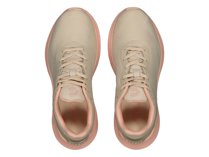 Tenis deportivos Charly color beige con suela rosa, vista lateral.